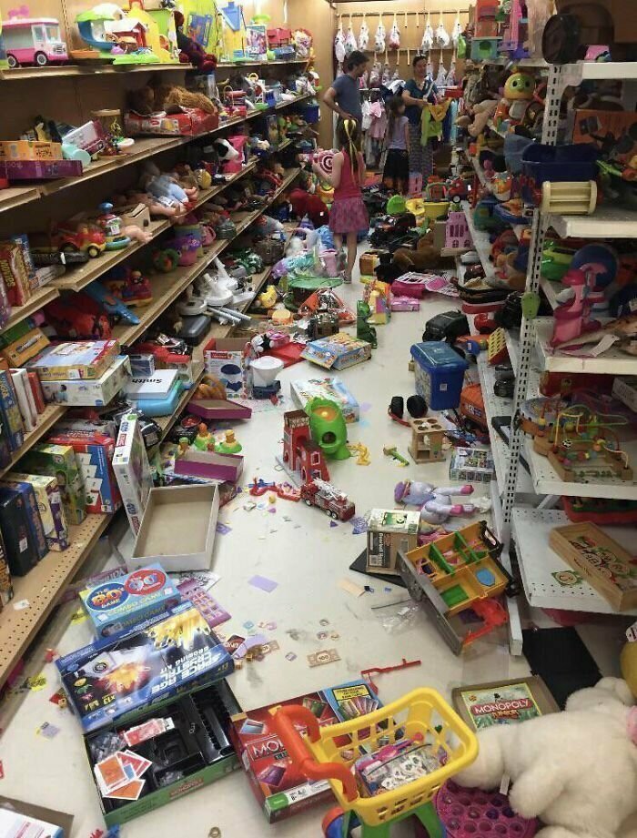 1. Дети в присутствии родителей разгромили стенд в магазине игрушек. Жаль того, кому придется это все убирать