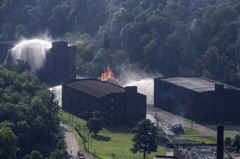 Бурбон в реках и этанол в воздухе: в Кентукки горят склады виски Jim Beam