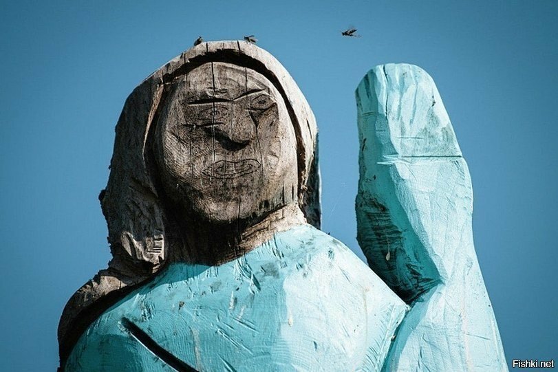 В Словении установили деревянную статую первой леди США Мелании Трамп
