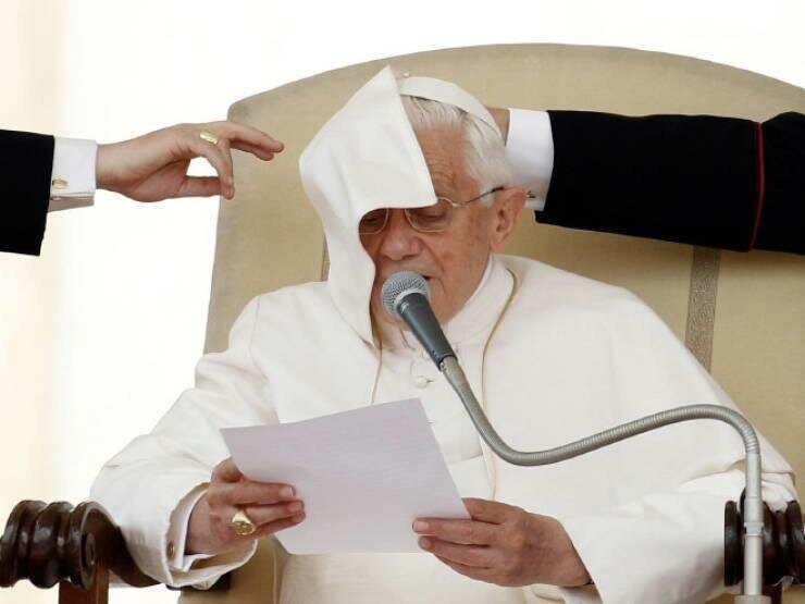 Ветер не любит Папу Римского и вот 20 доказательств
