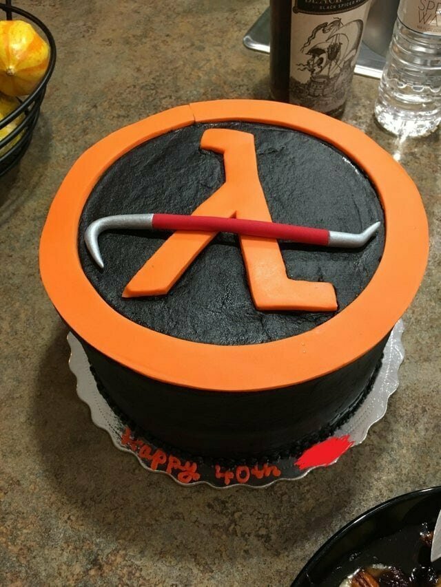 10. Торт «Half-Life» на сорокалетие