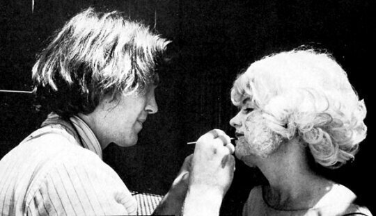 Съемки Головы-Ластик, 1977 год, Дэвид Линч лично гримирует актрису