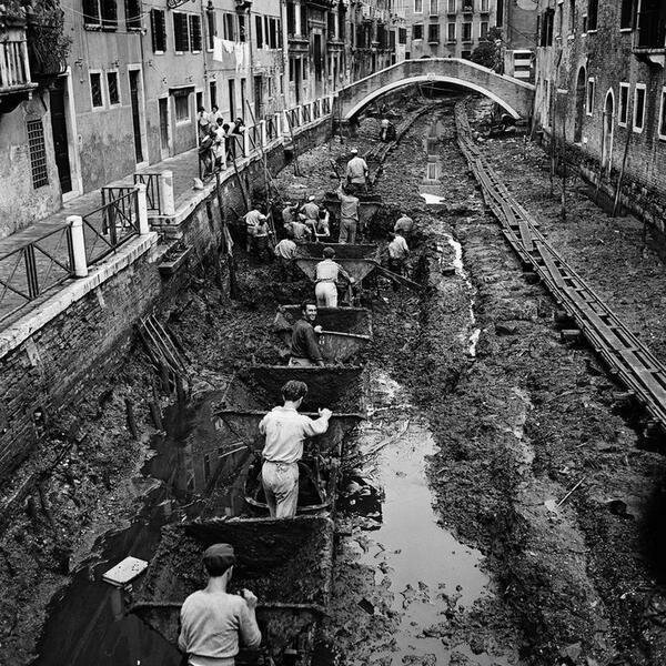 Очистка каналов в Венеции, 1956 г.
