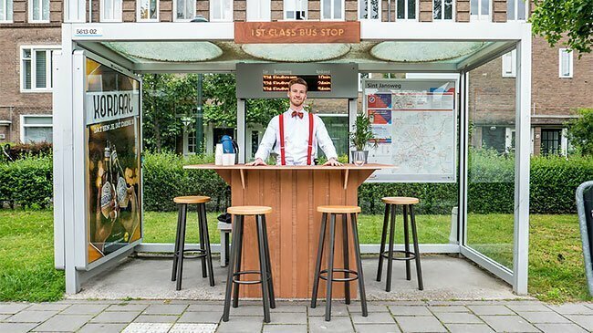 Мужчина превратил автобусную остановку в бесплатную кофейню
