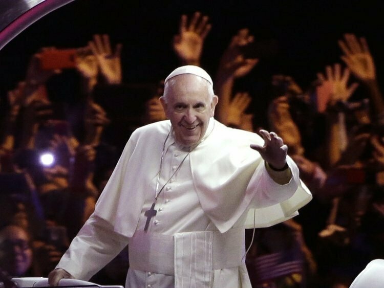 Папа римский Франциск работал вышибалой в ночном клубе