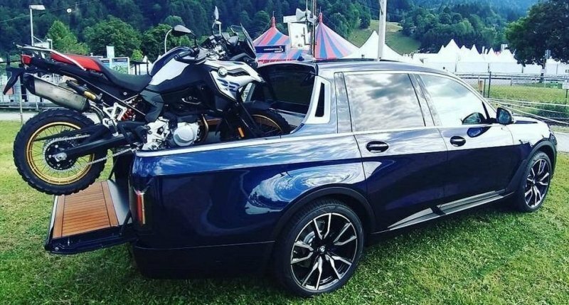 BMW X7 превратили в пикап для перевозки мотоцикла