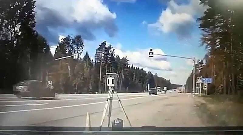 Автомобиль сбил частную камеру фиксации скорости в Подмосковье