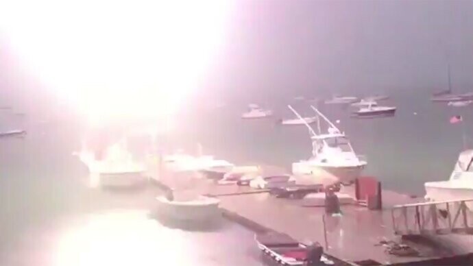 В США мощный удар молнии поразил яхту, стоявшую у пирса