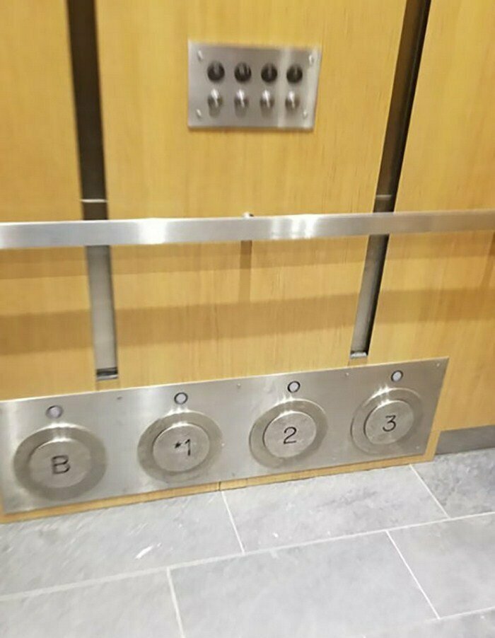 Кнопки этажей у пола лифта, чтобы людям с занятыми руками было удобнее