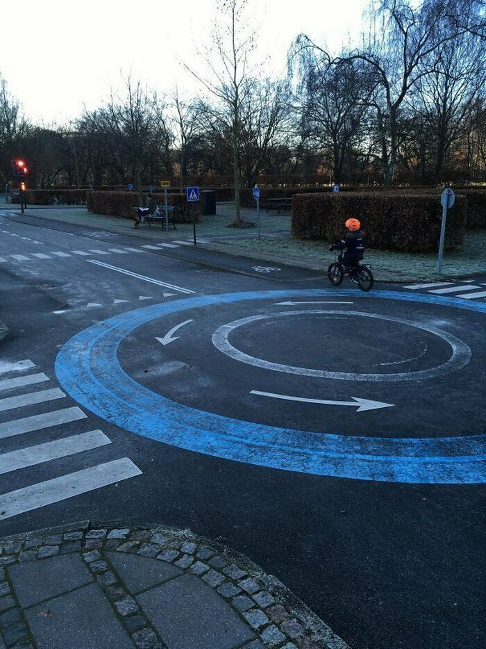 В Копенгагене есть особая игровая зона для маленьких велосипедистов. Там они могут освоить необходимые навыки до того, как выедут на настоящие городские улицы
