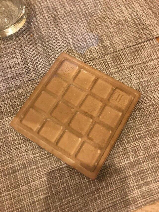 Это же плитка шоколада! Но лучше её не кусать ...