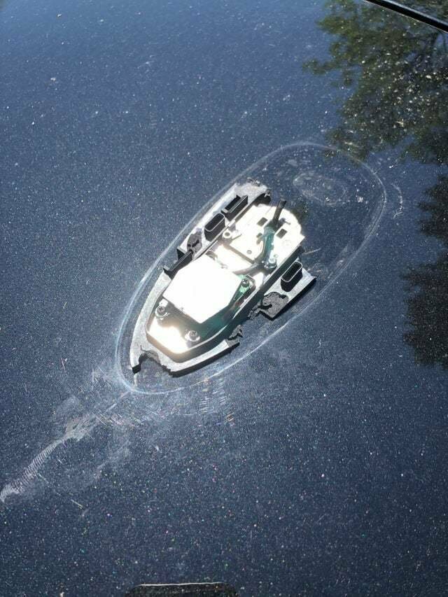 Сломанная антенна на автомобиле похожа на затонувшую лодку