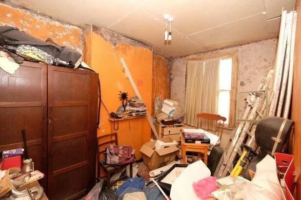 Заброшенный дом без крыши и заваленный мусором продаётся за 23 миллиона