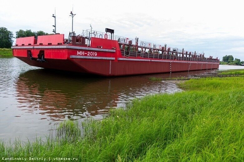 Самусьский СЗ спустил на воду две нефтеналивных баржи для «Алросы»