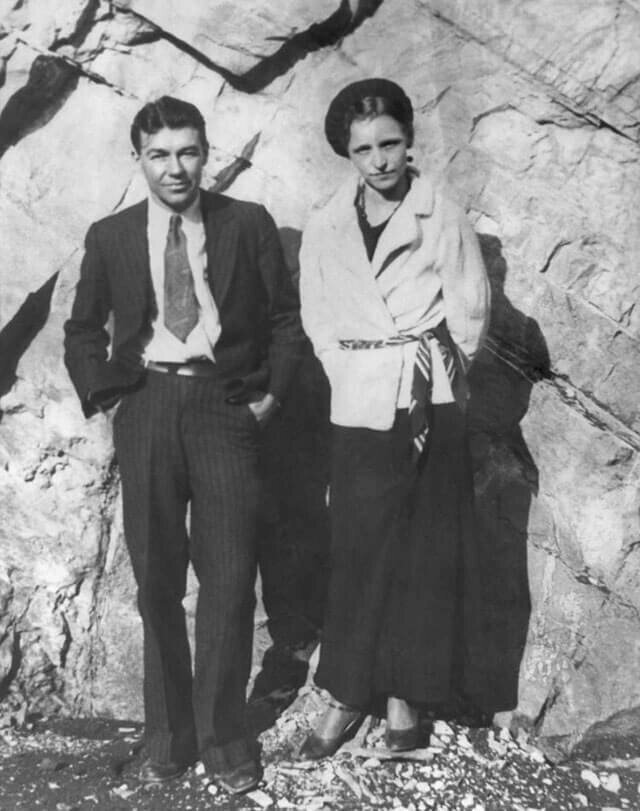 Бонни Паркер и Клайд Бэрроу — известные американские грабители, действовавшие во времена Великой депрессии.