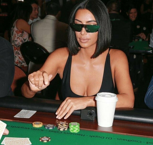 8. Ким Кардашьян играет в покер в зеркальных очках