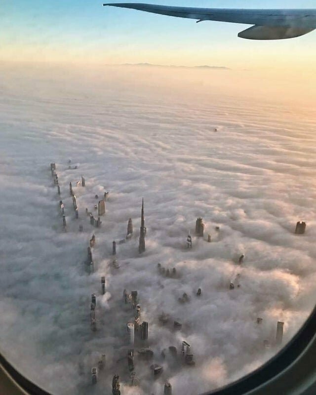 11. Высокие башни Дубая сквозь облака
