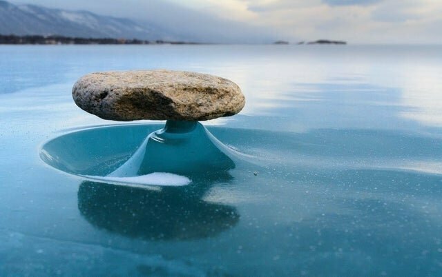 5. Это явление называется "байкальский дзен". Камни, принесенные ветром на лед Байкала, днем нагреваются на солнце и растапливают лед под собой, оставаясь стоять на тонкой ножке