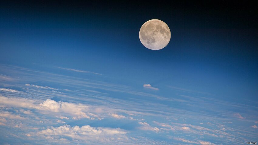 Вид полной Луны с орбиты