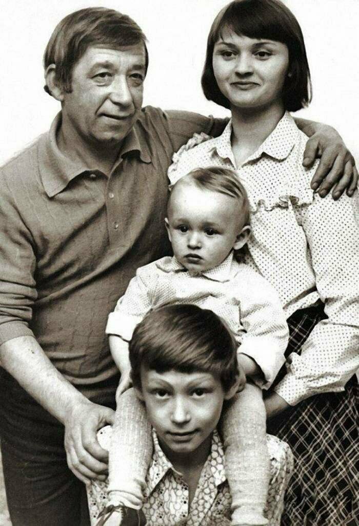 Борислав и Екатерина Брондуковы с сыновьями Костей и Богданом.