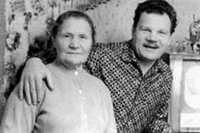 Михаил Пуговкин с мамой.