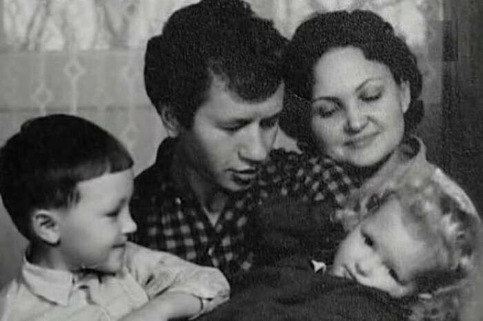 Леонид Быков с женой и детьми.
