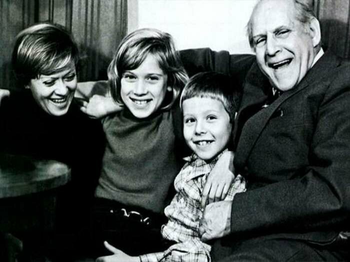 Алиса Фрейндлих с отцом, известным актером Бруно Фрейндлихом, и детьми.