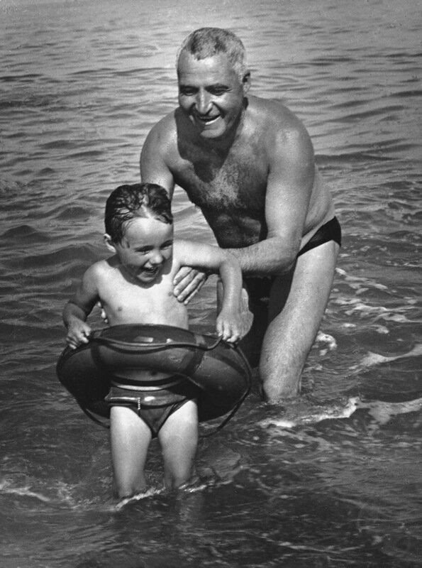 Константин Симонов с дочкой Машей, 1950-е. Фото Д. Бальтерманца