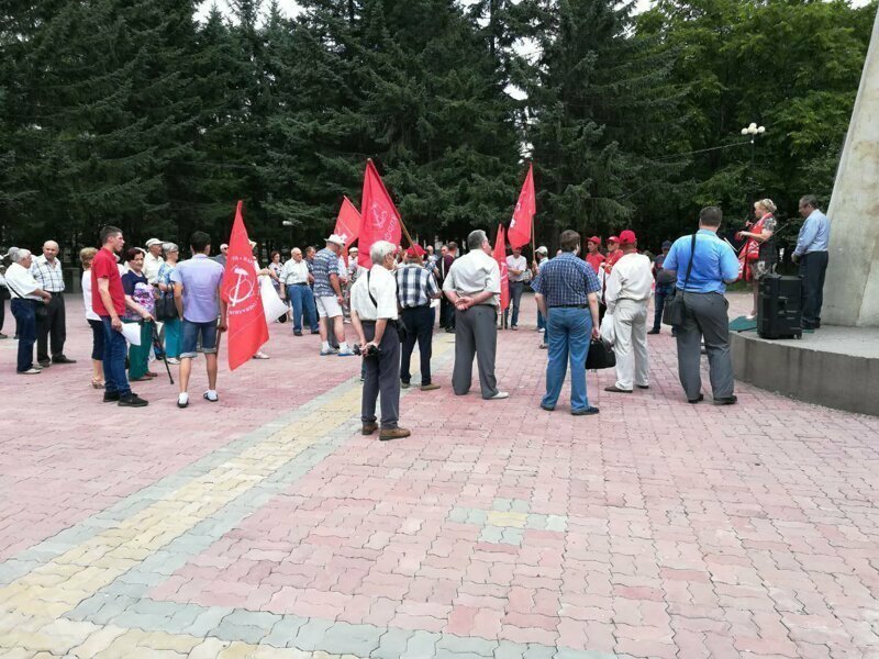 В регионах, где все-таки удалось собрать кое-кого, счет шел на десятки.