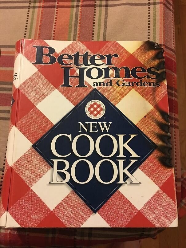"Моя жена, попытавшись готовить по рецептам из книжки, сожгла книгу с рецептами!"