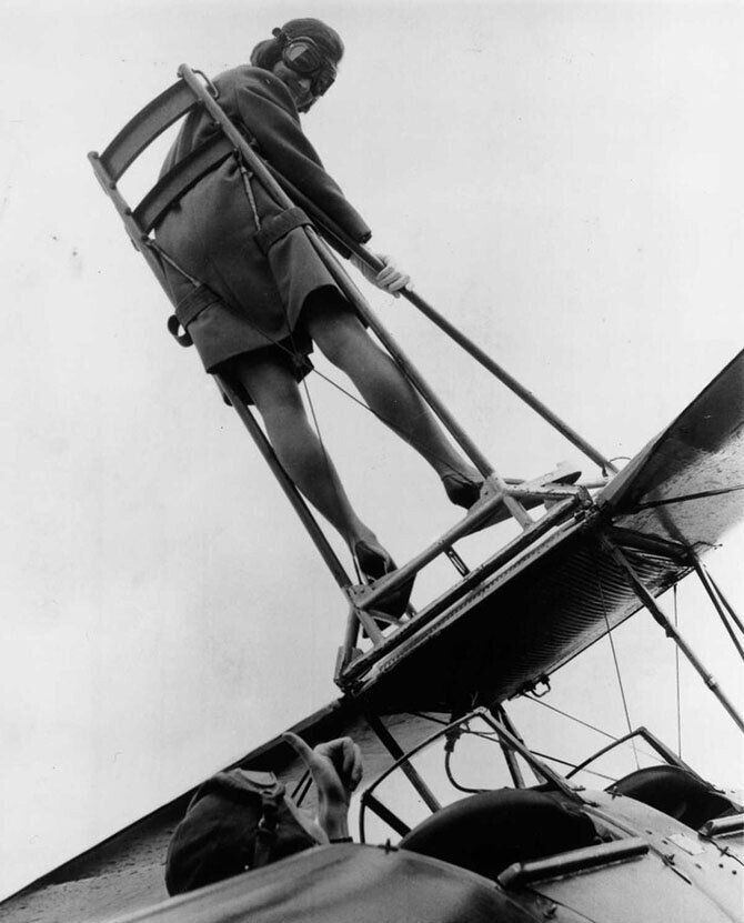 22 мая 1968 года. Мойра Бойд на крыле биплана Tiger Moth в авиаклубе «Уикомб».