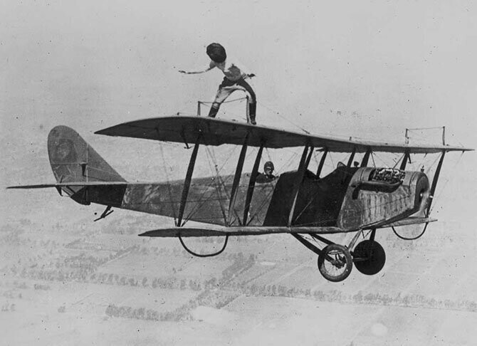 29 марта 1924 года. Глэдис Рой прогуливается по крыльям биплана Curtiss JN-4 «Дженни» над Лос-Анджелесом с завязанными глазами.