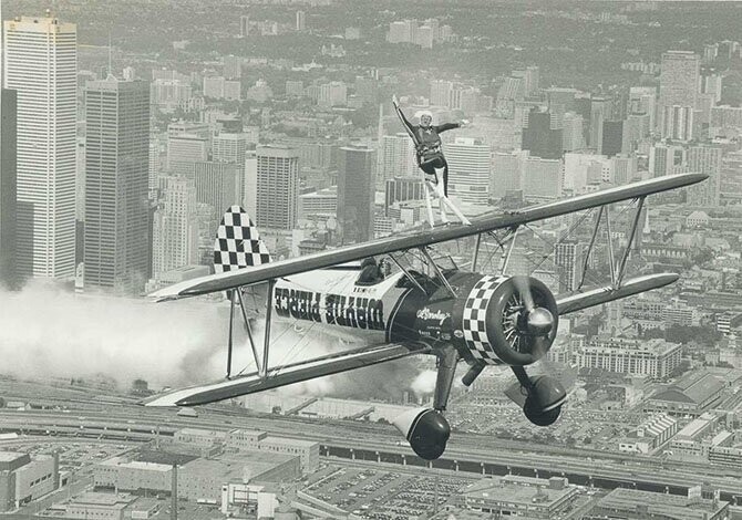 31 августа 1982 года. Кэрол Линн наверху биплана, пилотируемого ее мужем над Торонто.