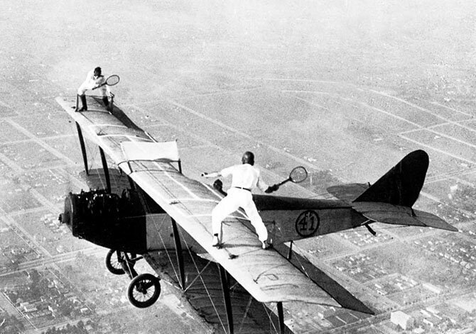 1925 год. Иван Ангер и Глэдис Рой играют в теннис на крыльях биплана.