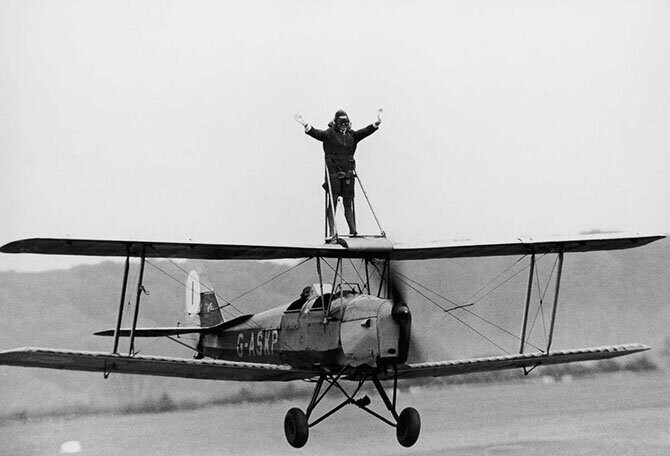 22 мая 1968 года. Джеки Чизмен на крыльях биплана Tiger Moth в авиаклубе «Уикомб», Бакингемшир, Англия.
