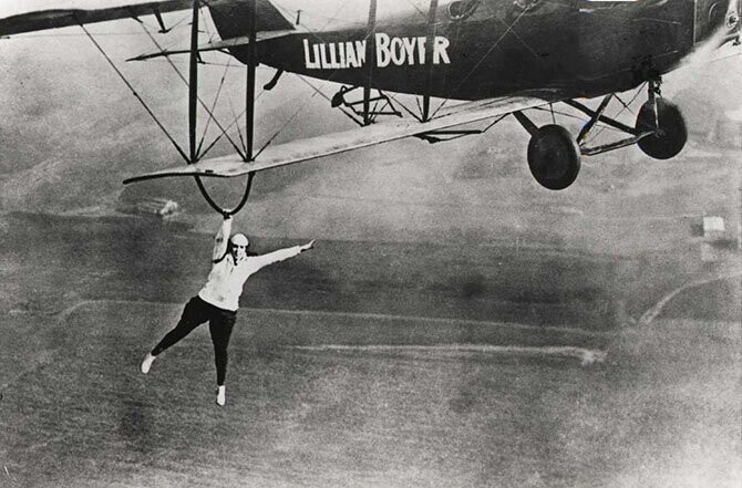 1922 год. Известный вингволкер Лилиан Бойер под крылом биплана.