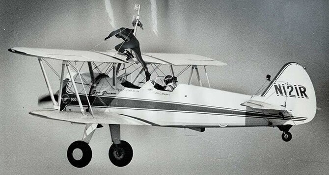 1 сентября 1971 года. Джон Казьян поднимается на крыло самолета Stearman Trainer, летящего над Ниагарским водопадом.
