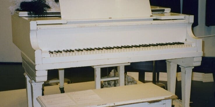 1. Белый рояль