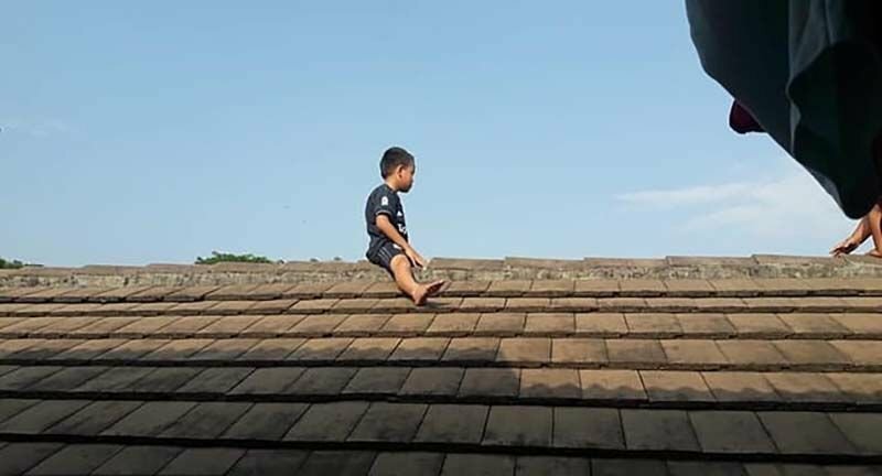 В Индонезии маленький мальчик забрался на крышу больницы, отказываясь проходить традиционную практику обрезания