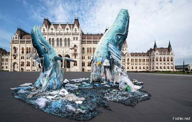 Скульптуры китов из пластиковых отходов, выловленных в океане, у здания парла...