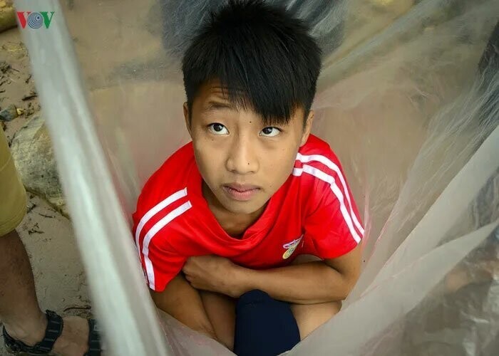 Жажда знаний: детей из вьетнамской деревни переправляют через реку в полиэтиленовых пакетах