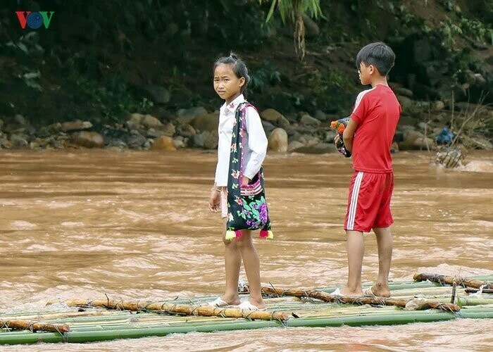 Жажда знаний: детей из вьетнамской деревни переправляют через реку в полиэтиленовых пакетах