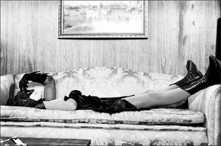 Адам Вест отдыхает на диване в перерыве съёмок сериала «Бэтмен», США, 1960-е