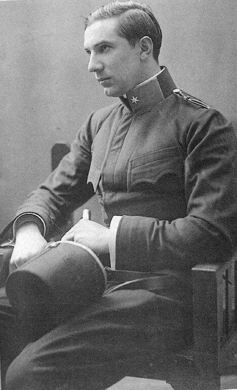 Молодой лейтенант Бела Лугоши в австро-венгерской армии, Первая мировая война. Позже стал, возможно, лучшим Дракулой в мировом кинематографе и звездой фильмов ужасов