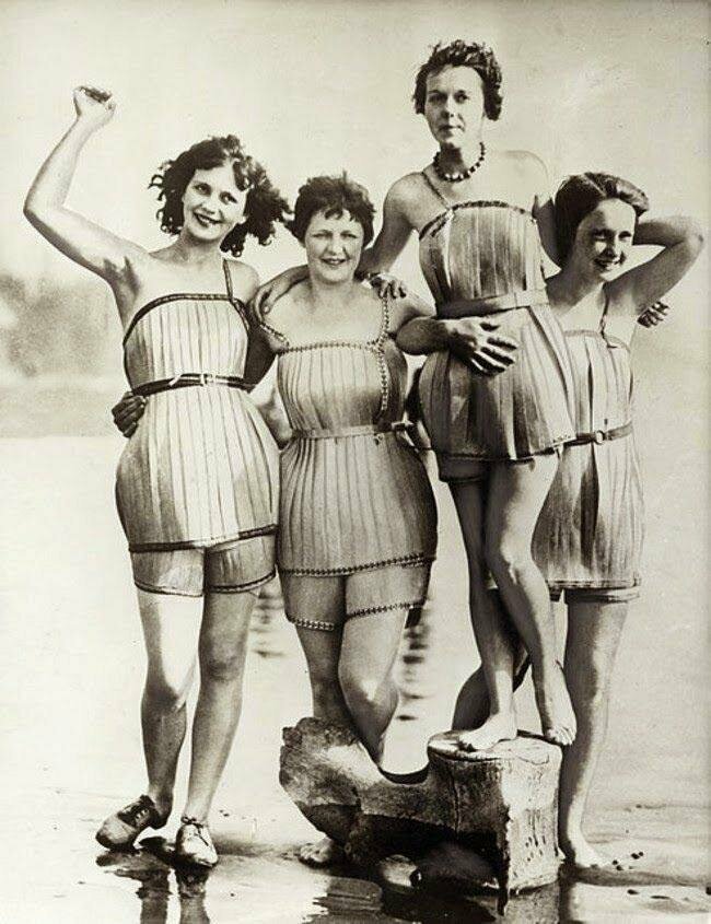 Женщины 20-х годов ходили в деревянных купальниках
