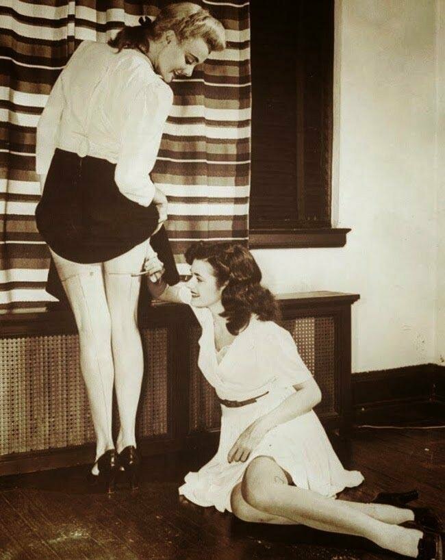 Девушки рисуют стрелки на ногах, 1942 год