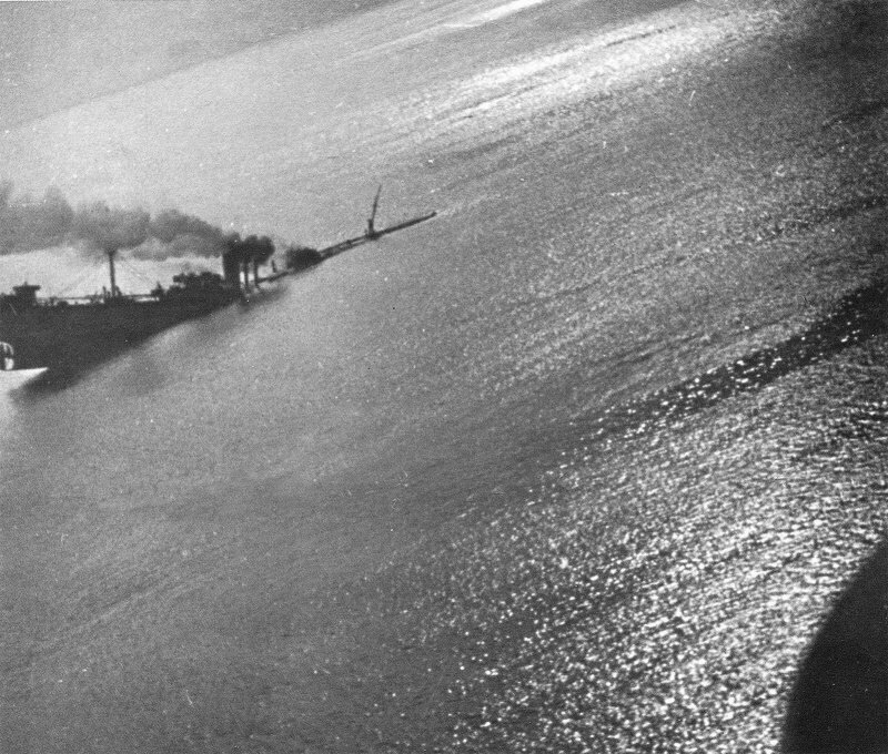 Вид на тонущий транспорт из конвоя PQ-17 с борта немецкого бомбардировщика Ю-88. Баренцево море. 1942 г.