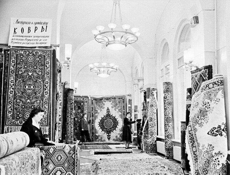 Продажа болгарских ковров в ГУМе. Москва, 8 апреля 1961 года. Фото Валентина Хухлаева.