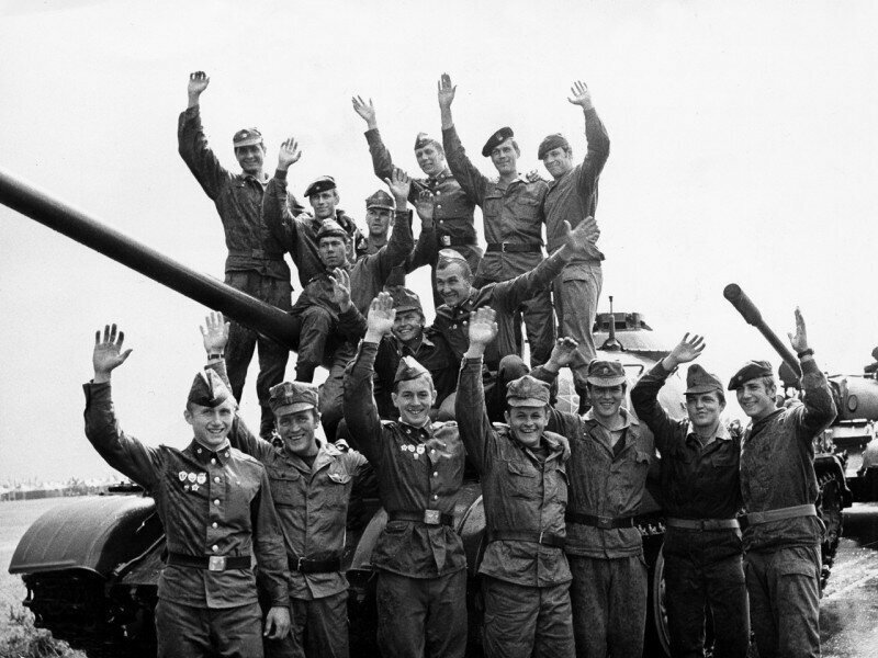 Советские, чехословацкие, венгерские и восточногерманские солдаты позируют для фото после совместных военных учений. 1970-е