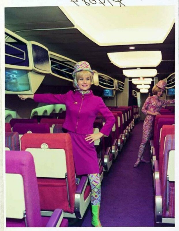 Стюардессы американской авиакомпании «Braniff International Airways» в психоделической униформе, разработанной итальянским модельером Эмилио Пуччи. 1966 г.